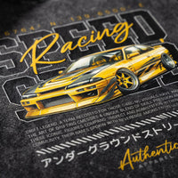 Gros plan sur l'impression de la voiture de drift jaune et du lettrage Speed Racing sur coton delave