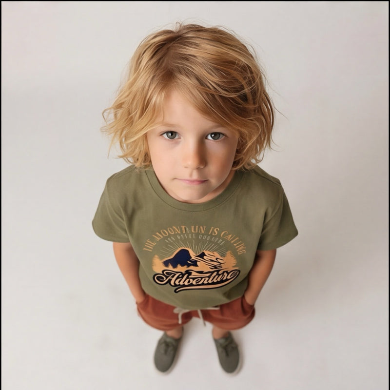 Vue plongeante d'un garçon en t-shirt enfant kaki Mountain is Calling, silhouette complète