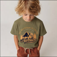 T-shirt enfant kaki Mountain is Calling porté mains dans les poches, lettrage Adventure visible