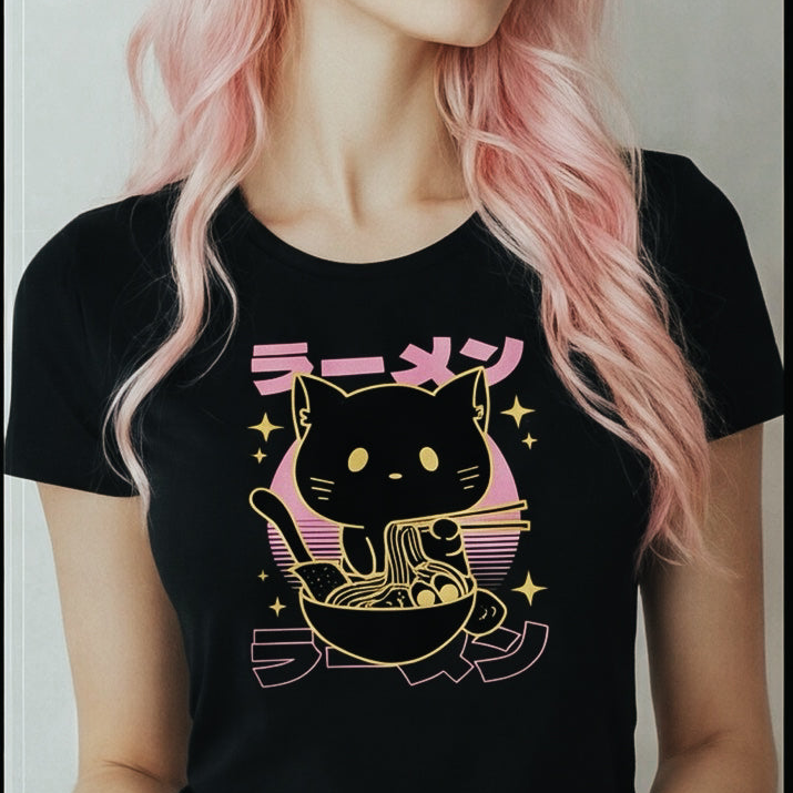 T-shirt femme noir porté : imprimé kawaii chat dans un bol de ramen, streetwear japonais