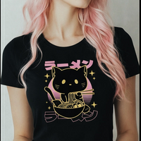 T-shirt femme noir porté : imprimé kawaii chat dans un bol de ramen, streetwear japonais