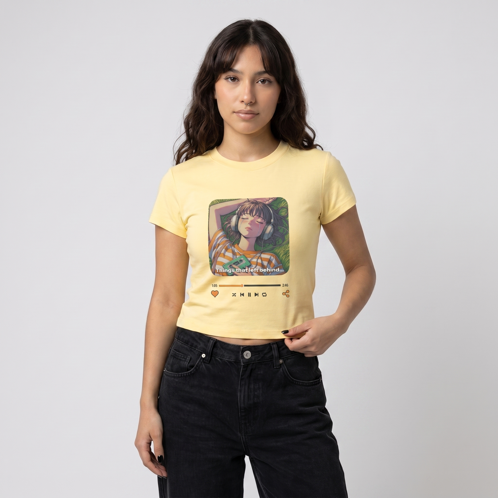 Détail de l'imprimé anime « Things That Left Behind » sur le baby tee jaune femme