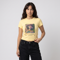 Détail de l'imprimé anime « Things That Left Behind » sur le baby tee jaune femme