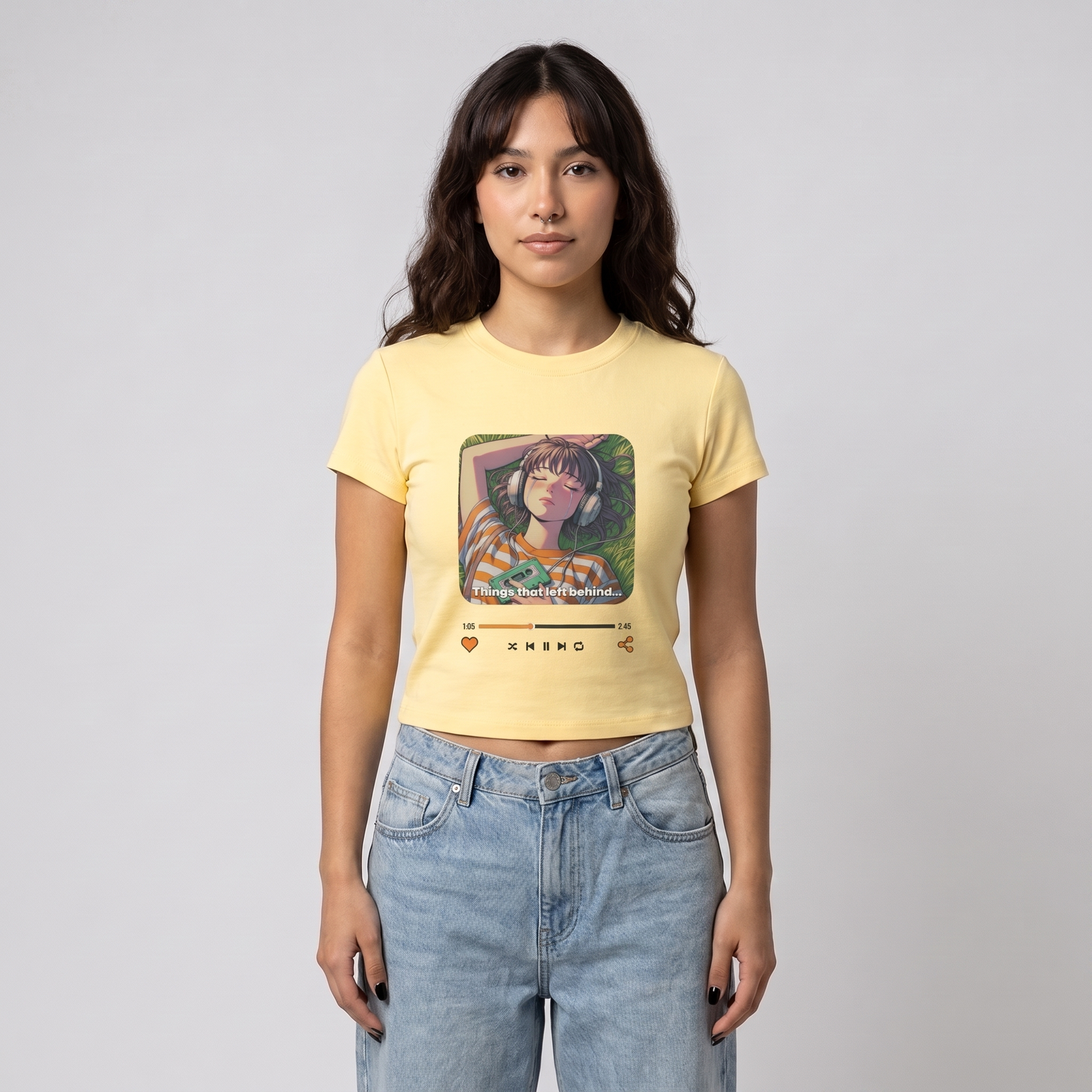 T-shirt femme anime lo-fi jaune porté : baby tee crop top à l'imprimé lecteur de musique Things That Left Behind
