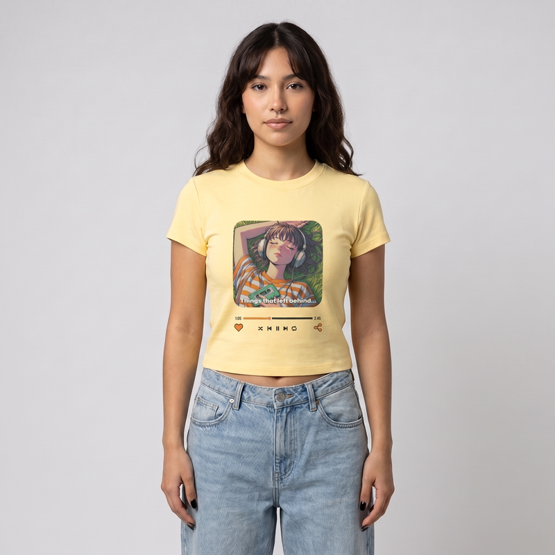 T-shirt femme anime lo-fi jaune porté : baby tee crop top à l'imprimé lecteur de musique Things That Left Behind
