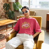 T-shirt oversized fuchsia Girl Power fleuri, porte assise dans un fauteuil vintage jaune moutarde