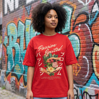 T-shirt oversized rouge a collage floral japonais, porte devant un mur de briques taggue de bleu et d'orange