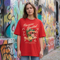 T-shirt rouge oversized a l'imprime japonais de roses, porte avec un jean clair devant un mur de graffitis pastel