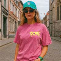 T-shirt femme oversized DOPE rose snow wash porté en rue : graffiti jaune fluo, look streetwear belge