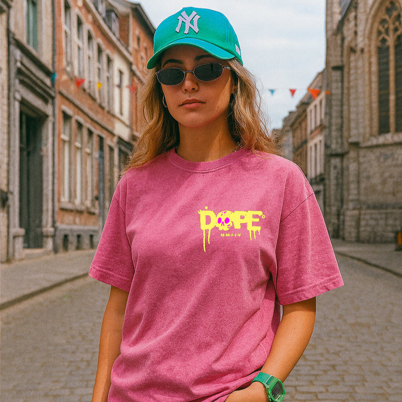 T-shirt femme oversized DOPE rose snow wash porté en rue : graffiti jaune fluo, look streetwear belge