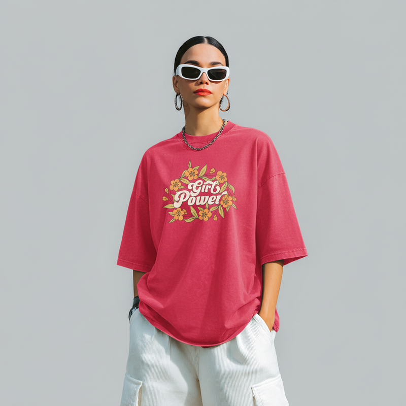 T-shirt femme oversized Girl Power rouge délavé porté : imprimé fleurs rétro et lettrage vintage, coton lavé