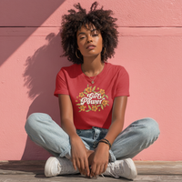 T-shirt femme Girl Power en rouge porté assise contre un mur rose - imprimé floral et jean clair