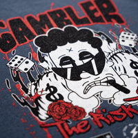 Gros plan sur l'impression Gambler, des blancs, roses rouges et mascotte au chapeau sur coton bleu ardoise
