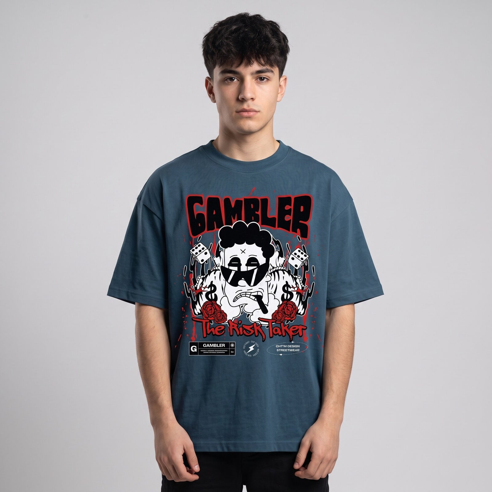 T-shirt oversized bleu ardoise Gambler The Risk Taker, porte de face en studio sur fond gris clair