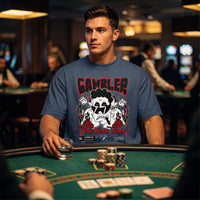 T-shirt oversized bleu nuit imprime Gambler The Risk Taker, porte assis a une table de blackjack dans un casino