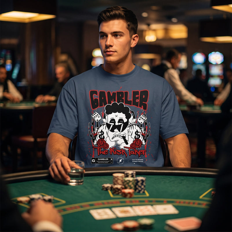 T-shirt oversized bleu nuit imprime Gambler The Risk Taker, porte assis a une table de blackjack dans un casino