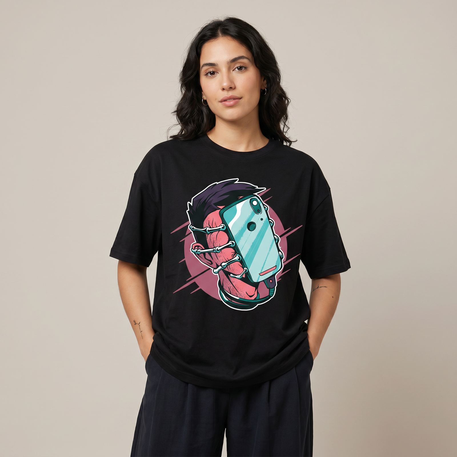 T-shirt geek original noir porté par une femme, design addict au smartphone, coupe unisexe, photo studio