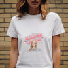 T-shirt Héléna Queen blanc porté, ambiance streetwear urbaine