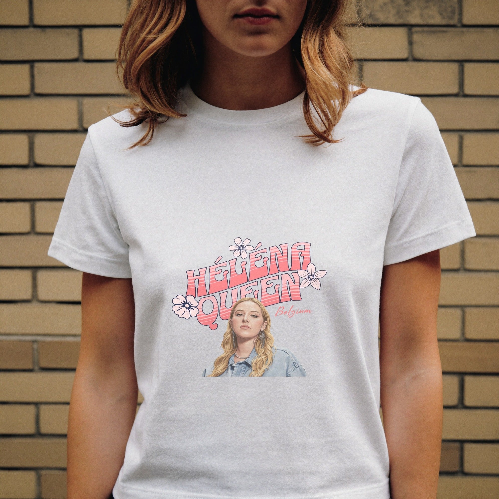 T-shirt Héléna Queen blanc porté, ambiance streetwear urbaine