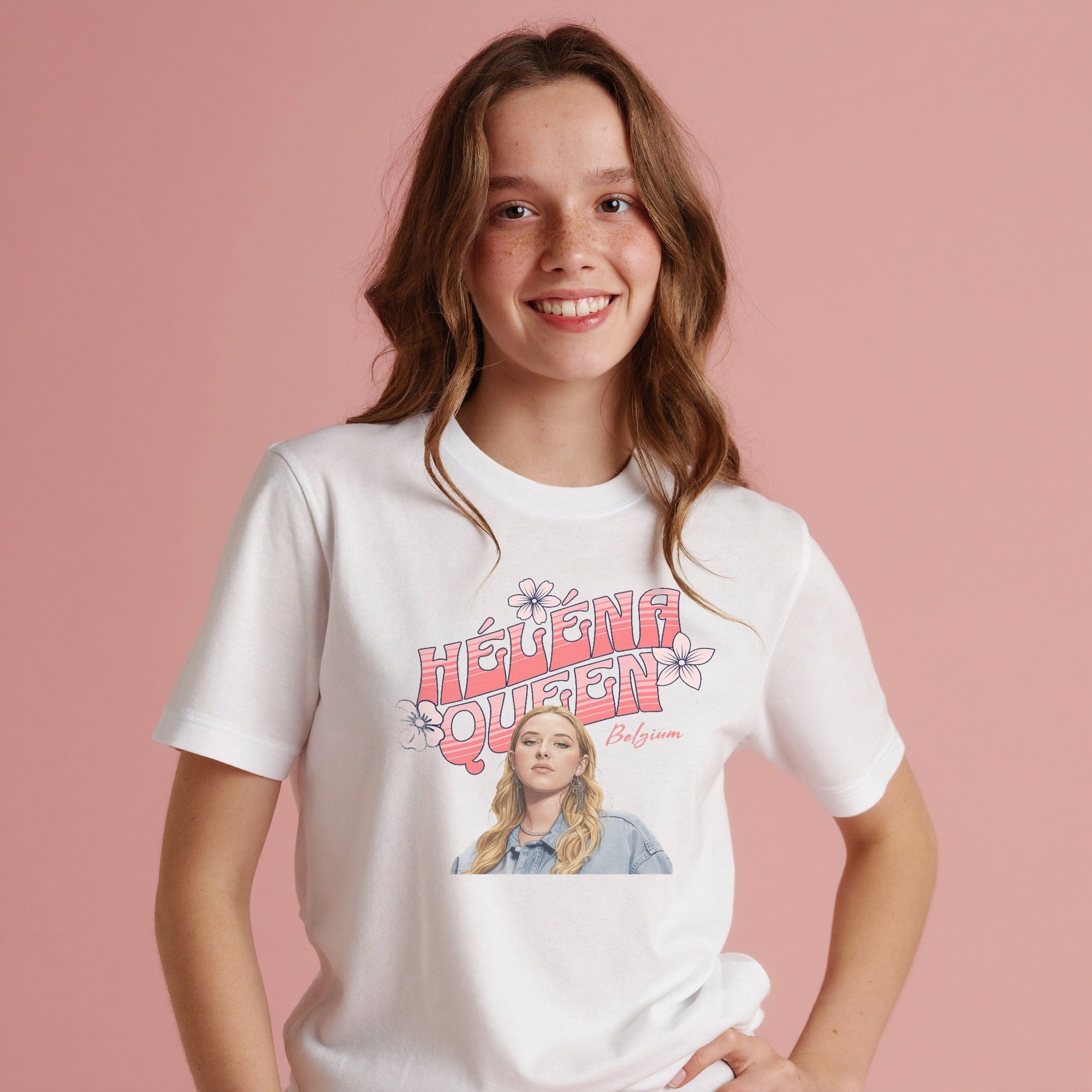 T-shirt Héléna Queen blanc porté – fan Star Academy, studio