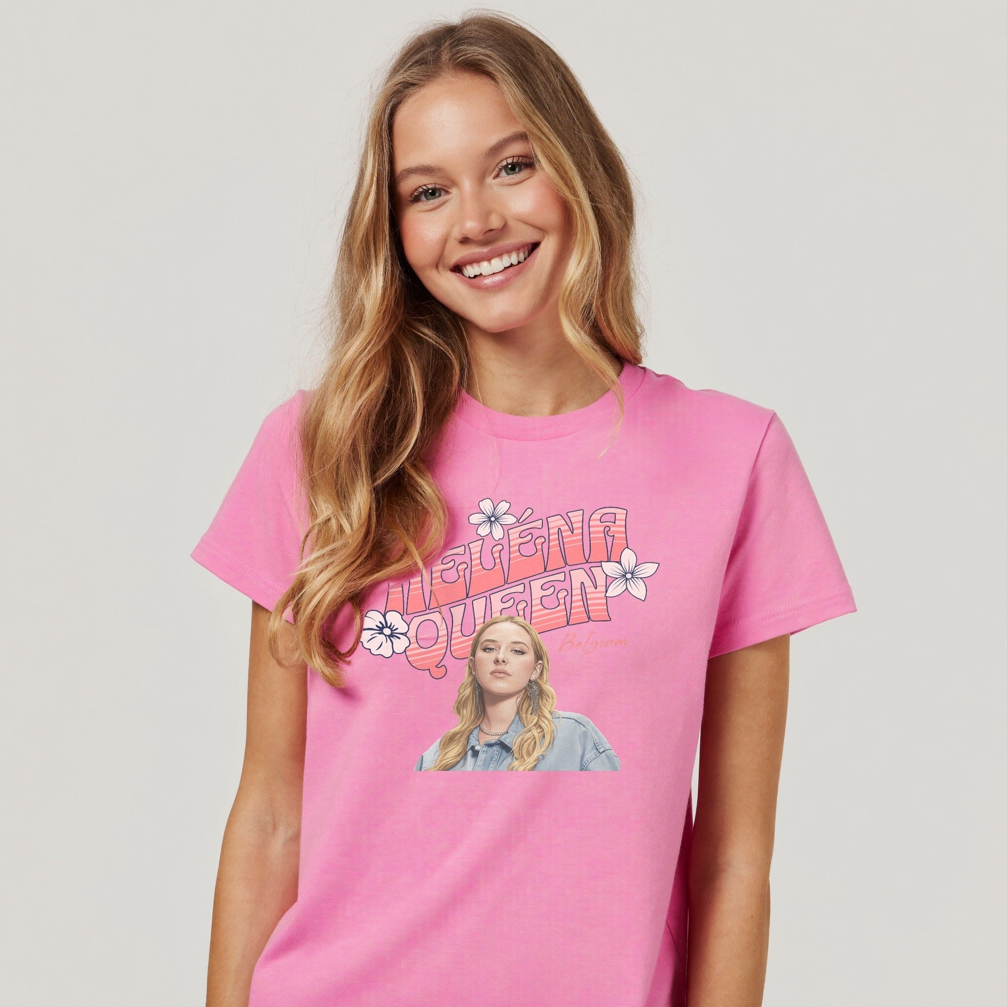 T-shirt Héléna Queen rose porté par une jeune fan – design Star Academy, studio