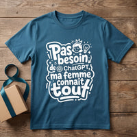 T-shirt humour bleu petrole pose a plat sur des planches de bois a cote d'un coffret cadeau et son ruban