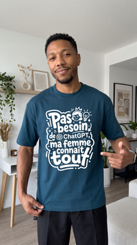 Homme en intérieur portant le t-shirt humour ChatGPT bleu pétrole, coupe unisexe ample