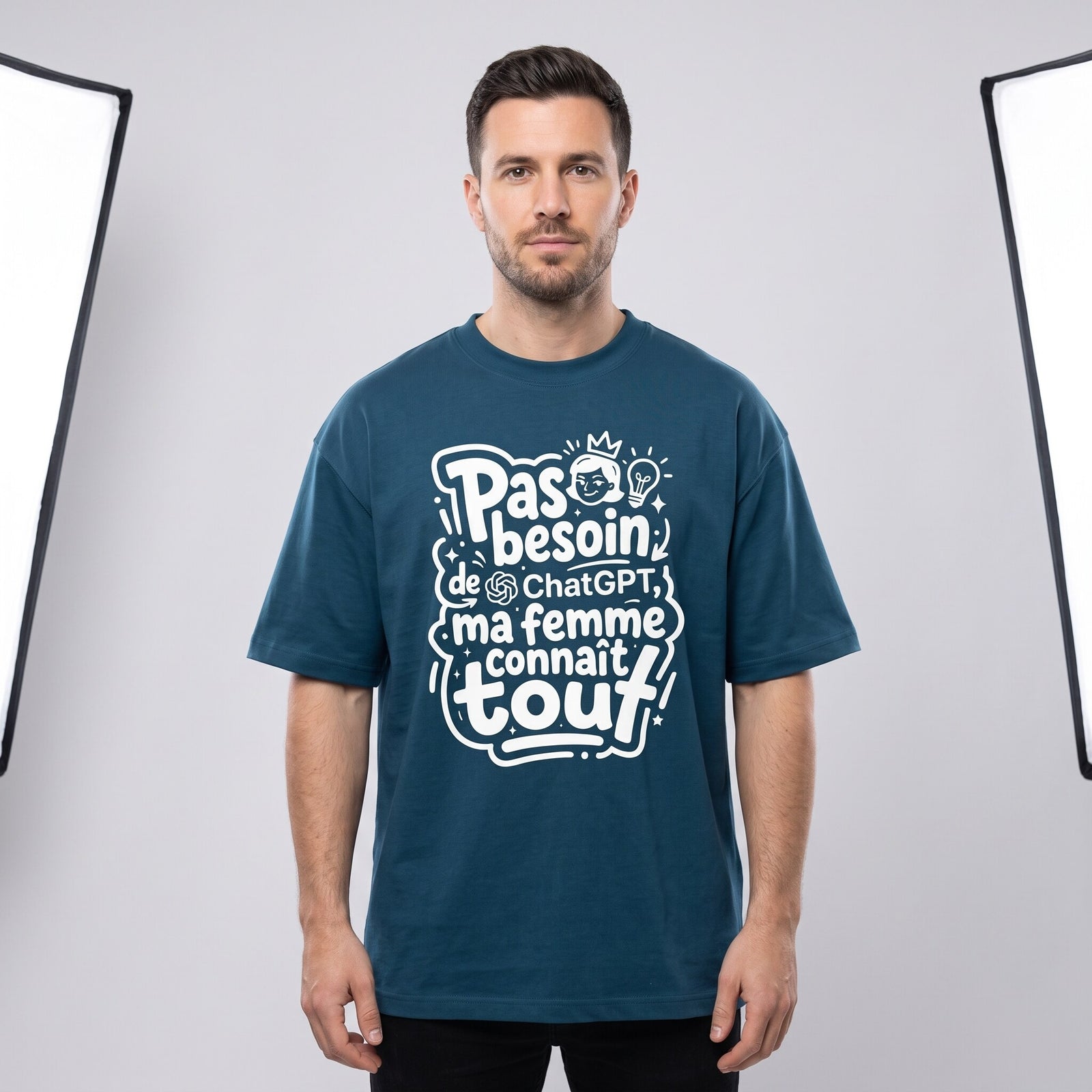 T-shirt oversized bleu petrole Pas besoin de ChatGPT ma femme connait tout, porte en studio devant les boites a lumiere