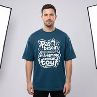 T-shirt oversized bleu petrole Pas besoin de ChatGPT ma femme connait tout, porte en studio devant les boites a lumiere
