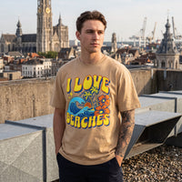 T-shirt beige sable I Love Beaches a l'imprime surf retro, porte sur un toit face aux fleches d'Anvers
