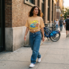 Look streetwear urbain : femme en t-shirt original I Love Beaches khaki noué à la taille en ville