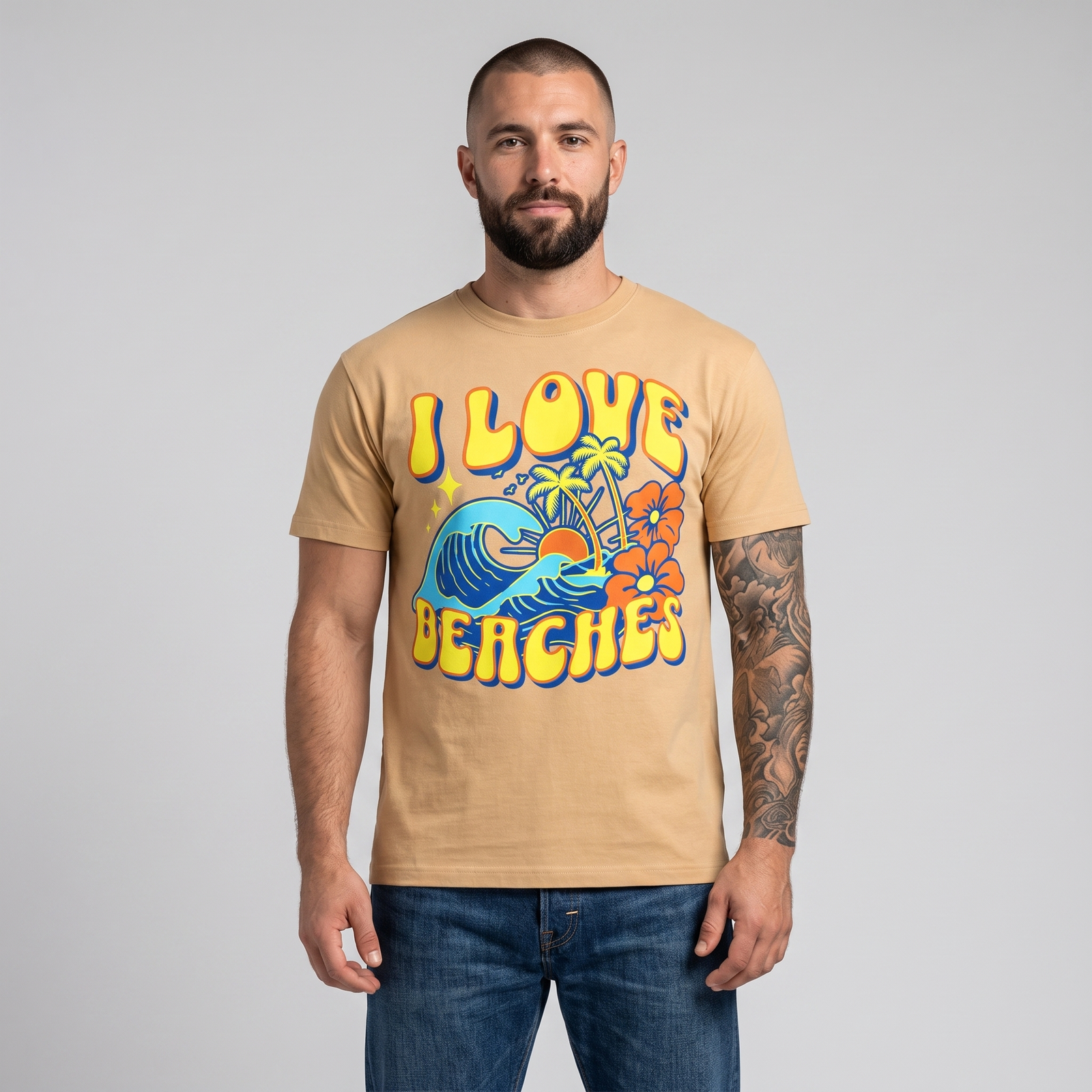 Homme portant le t-shirt I Love Beaches kaki sable en studio, imprimé surf rétro en couleurs