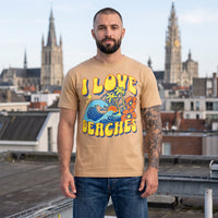 T-shirt beige imprime vague, palmiers et hibiscus, porte par un homme barbu tatoue sur un toit face au beffroi