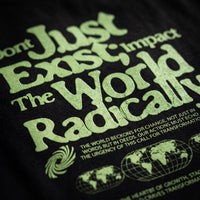 Gros plan sur l'impression vert clair Impact The World Radically et les globes terrestres sur le coton noir