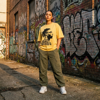 T-shirt oversized Doku jaune citron porté en rue par une supportrice des Diables Rouges, style urbain