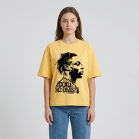 T-shirt oversized Doku jaune citron porté en studio par une mannequin femme, silhouette ample