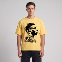 T-shirt oversized jaune citron au portrait sérigraphié de Doku, porté en studio sur fond gris clair