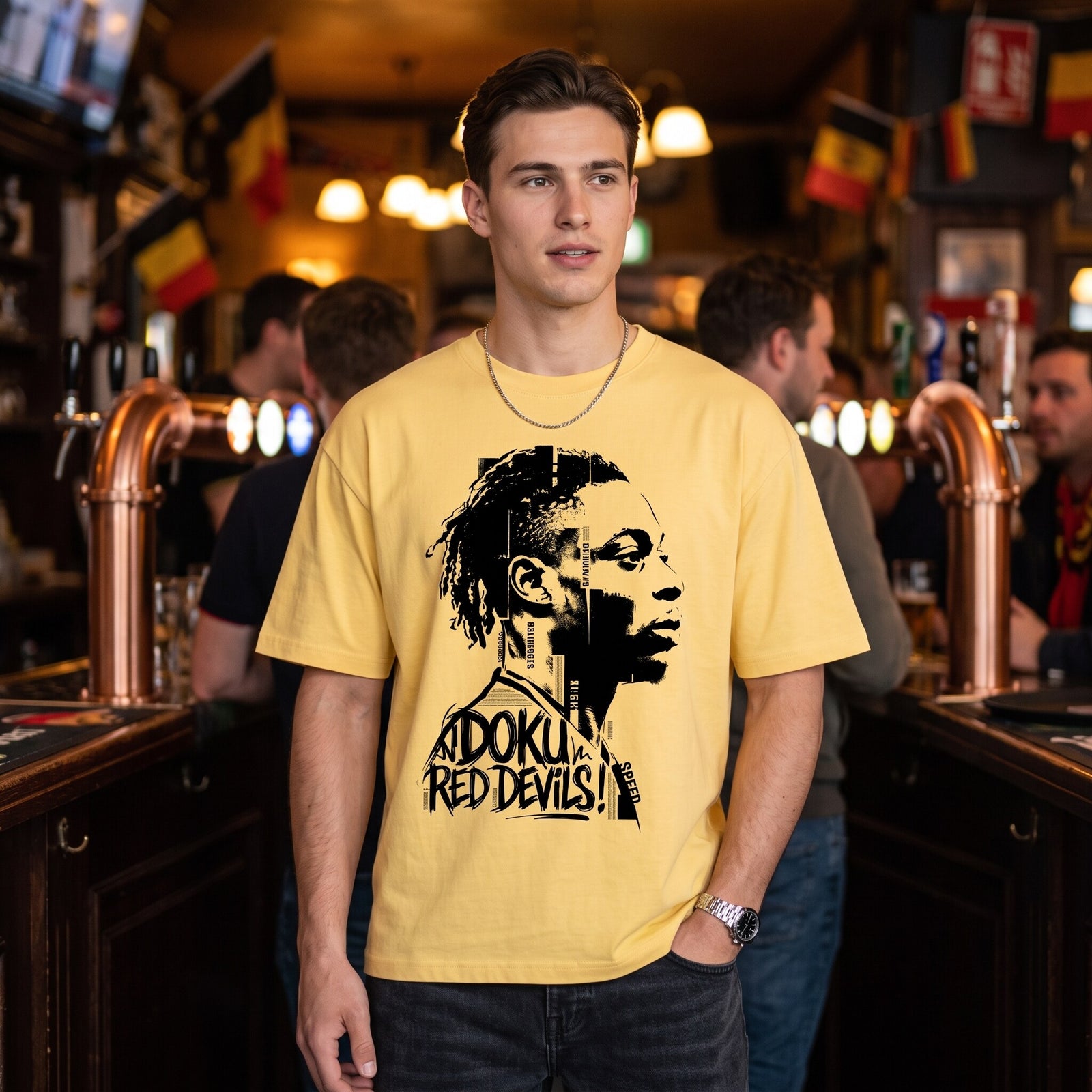 T-shirt oversized jaune citron au portrait de Jeremy Doku, porté dans un café belge décoré de drapeaux tricolores