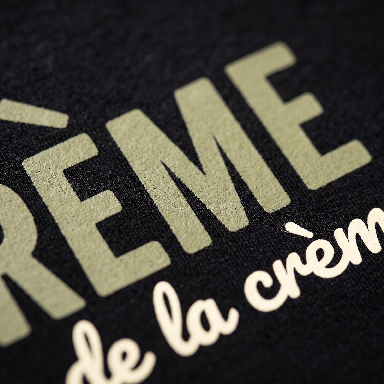 Macro de l'impression du design La Crème de la Crème sur le coton biologique du t-shirt