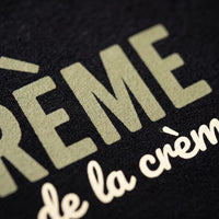 Macro de l'impression du design La Crème de la Crème sur le coton biologique du t-shirt
