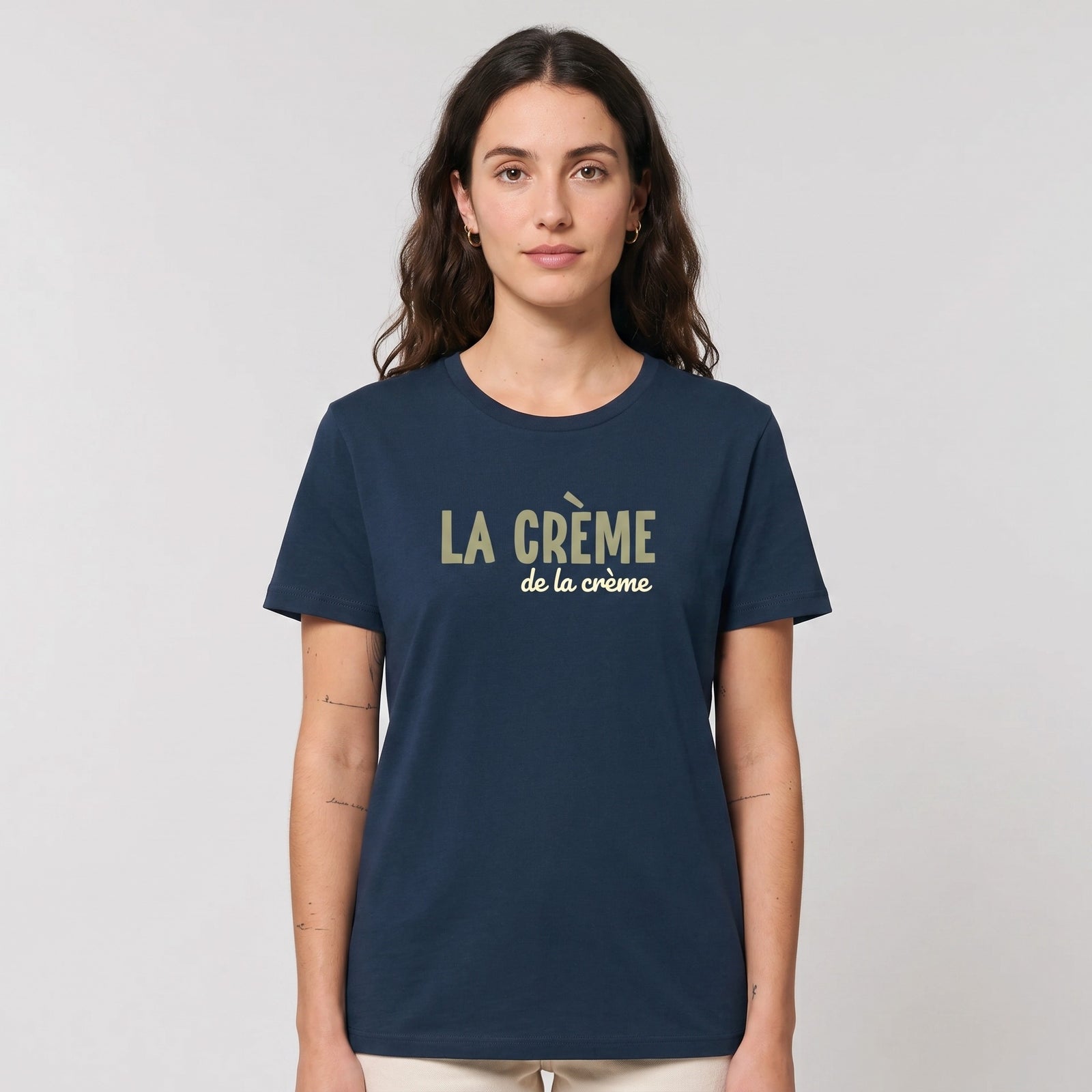 Femme portant le t-shirt La Crème de la Crème bleu marine en coton bio, coupe unisexe, photo studio