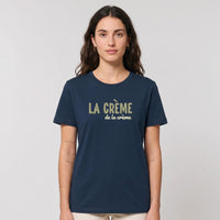 Femme portant le t-shirt La Crème de la Crème bleu marine en coton bio, coupe unisexe, photo studio