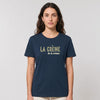 Femme portant le t-shirt La Crème de la Crème bleu marine en coton bio, coupe unisexe, photo studio