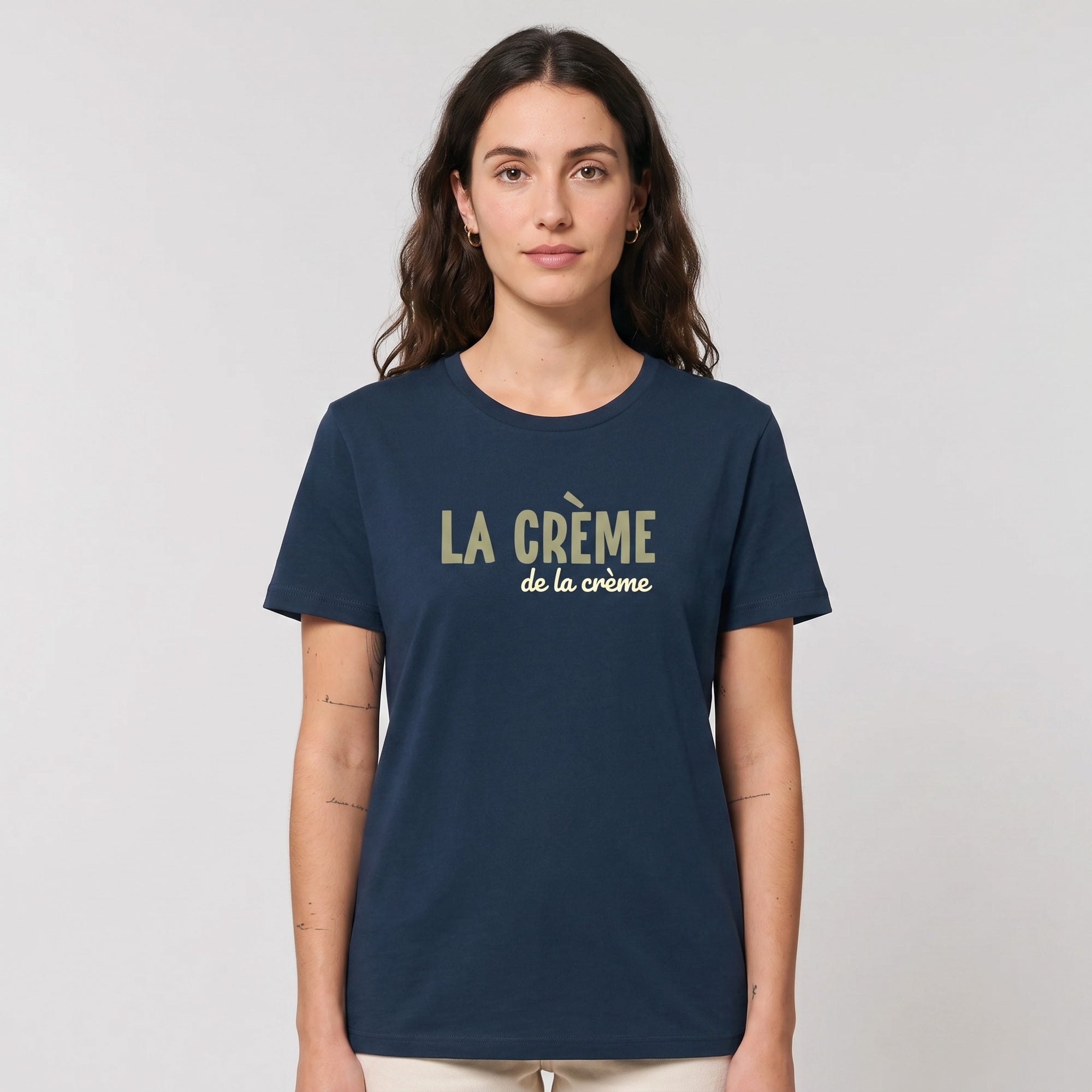Femme portant le t-shirt La Crème de la Crème bleu marine en coton bio, coupe unisexe, photo studio