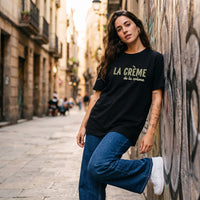 T-shirt humour La Crème de la Crème noir porté par une femme en ambiance streetwear urbaine