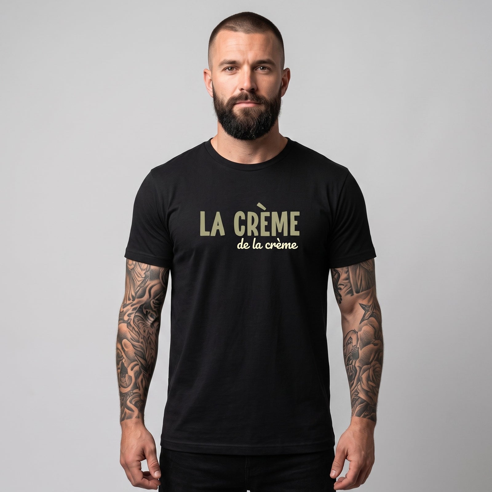 Homme portant le t-shirt original La Crème de la Crème noir en coton bio, photo studio