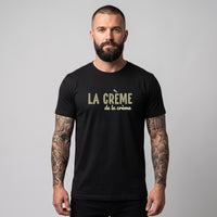 Homme portant le t-shirt original La Crème de la Crème noir en coton bio, photo studio