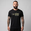 Homme portant le t-shirt original La Crème de la Crème noir en coton bio, photo studio