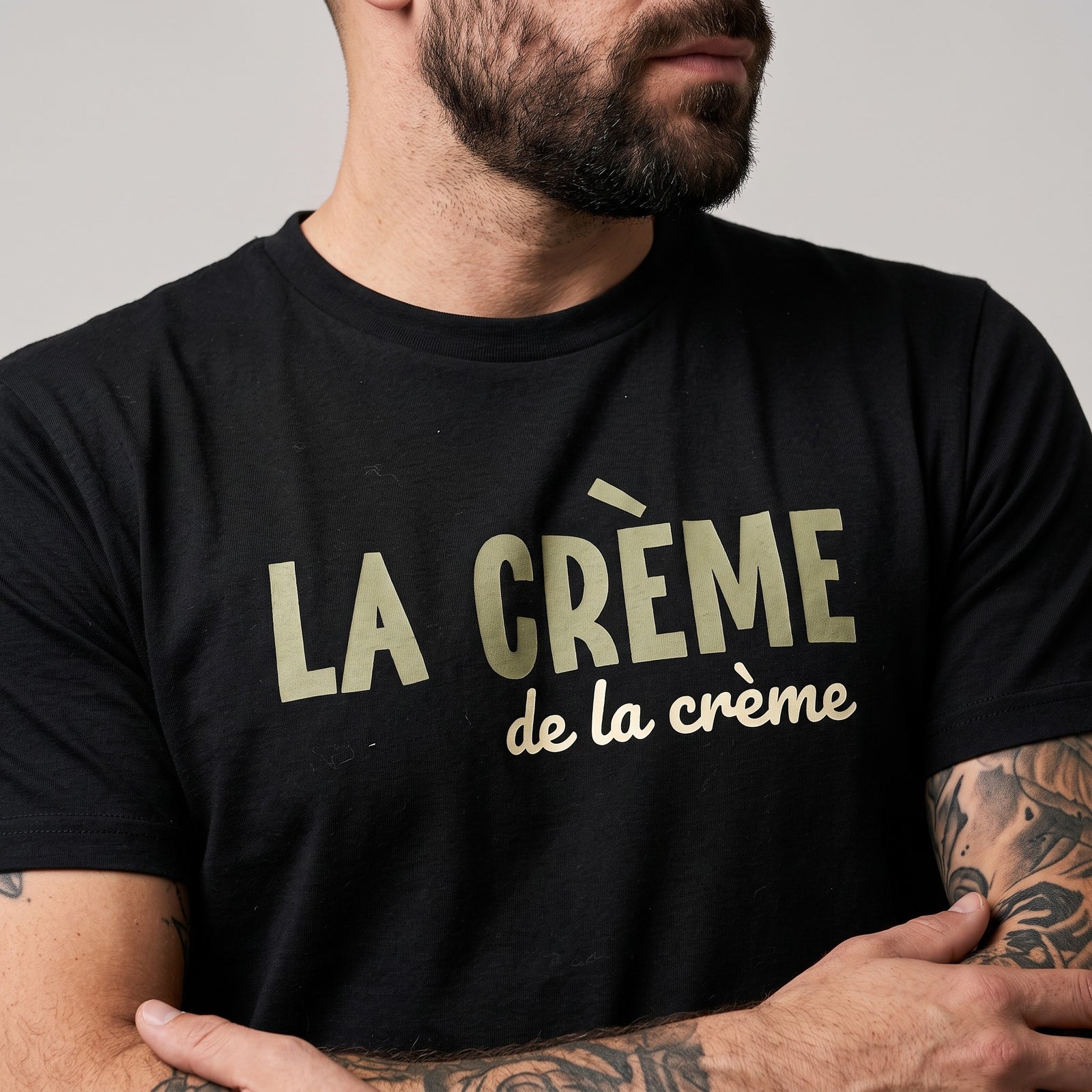 Zoom sur le design imprimé La Crème de la Crème sur le t-shirt noir en coton bio