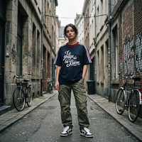 Femme streetwear portant le t-shirt Le Pays de la Bière bleu marine dans une rue belge - format carré